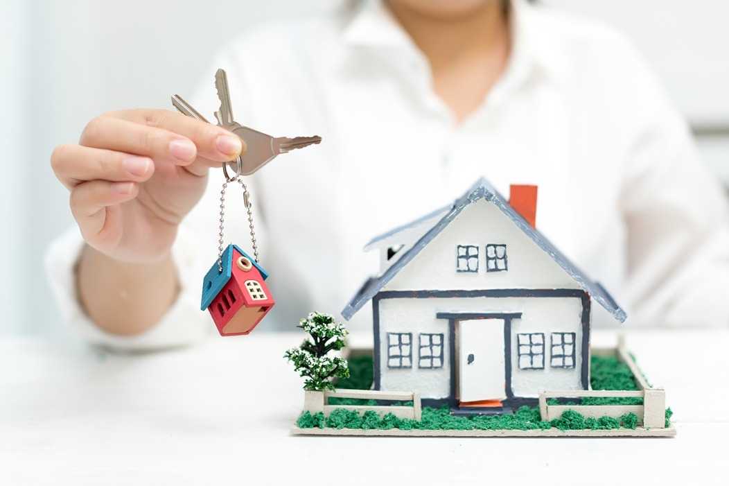 real-estate-agent-with-house-model-keys